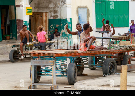 Toliara, Madagaskar - Januar 10th, 2019: Bau madagassischen Arbeitnehmern eine Pause in einer Ecke des Zentrums in Toliara, Madagaskar. Stockfoto