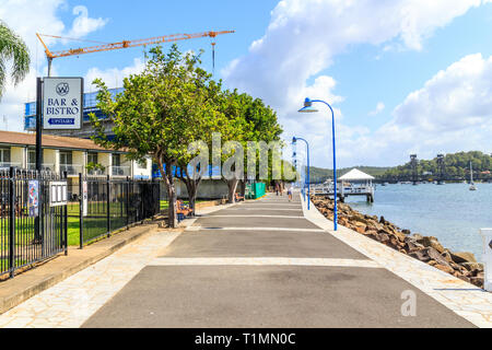 Batemans Bay, Australien - 12. Februar 2018: die Menschen zu Fuß entlang der Promenade. Die Promenade ist ein beliebter Ort. Stockfoto