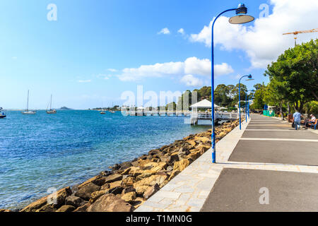 Batemans Bay, Australien - 12. Februar 2018: die Menschen zu Fuß entlang der Promenade. Die Promenade ist ein beliebter Ort. Stockfoto