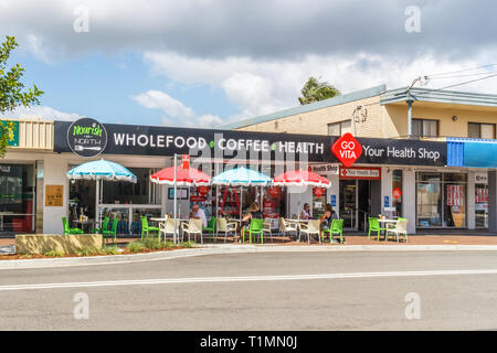 Batemans Bay, Australien - 12. Februar 2018: Die Menschen trinken Kaffee in der Sonne. Cafe Kultur ist beliebt in Australien. Stockfoto