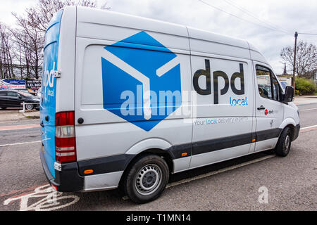 Volle Seite Blick auf einen weißen DPD Local Delivery van auf Lieferungen Stockfoto