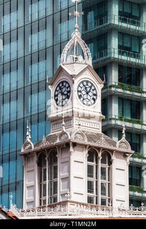 Uhrturm auf Lau Pa Sat Hawker Center, Telok Ayer Markt, Singapur Stockfoto