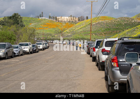 Lake Elsinore, Kalifornien - 20. März 2019: Autos entlang der Straße geparkt, zeigt die schwierige Parkplatzsituation in Lake Elsinore Walker Ca Stockfoto