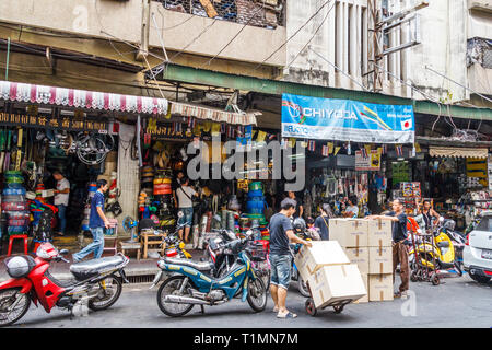 Bangkok, Thailand - 7. März 2017: Straße der Baumärkte in Chinatown. Viele Waren aus China importiert. Stockfoto