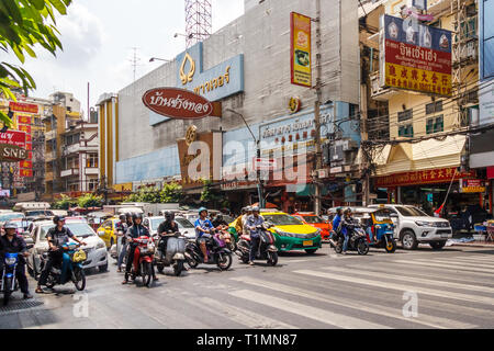 Bangkok, Thailand - 7. März 2017: Verkehr an der Ampel auf der Yaowarat Road in Chinatown. Die Straßen sind immer sehr beschäftigt. Stockfoto