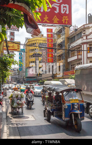 Bangkok, Thailand - 7. März 2017: Tuk Tuk unter starker Verkehr auf Yaowarat Road. Die Straße ist die Hauptschlagader durch Chinatown. Stockfoto