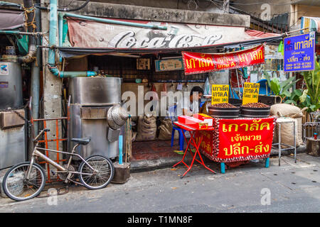 Bangkok, Thailand - 7. März 2017: Der Mann, der den Verkauf von gerösteten Kastanien in Chinatown, Kastanien sind ein beliebter Snack. Stockfoto