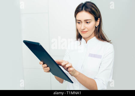 Geschossen von einer Ärztin mit einem digitalen Tablette in der Klinik Stockfoto