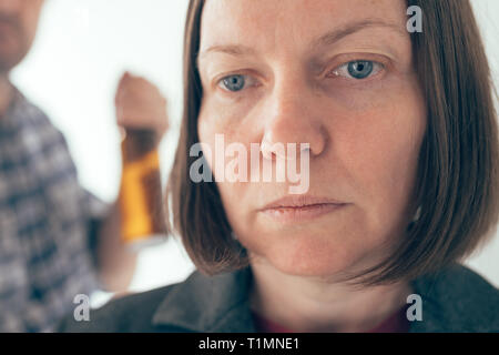 Betrunkener mann Bier trinken und Streit mit seiner Frau zu Hause, nach kaukasischen Paar in der inländischen Debatte Konzept, sich gegenseitig zu beschimpfen. Stockfoto