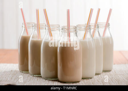 Flaschen Milch mit Strohhalm Stockfoto