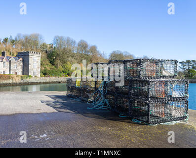 Hummer Töpfen auf einem Kai mit einem im Hintergrund das Schloss, castletownshend, West Cork, Irland Stockfoto