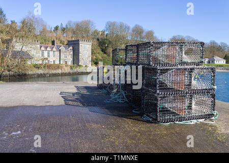 Hummer Töpfen auf einem Kai mit einem im Hintergrund das Schloss, castletownshend, West Cork, Irland Stockfoto