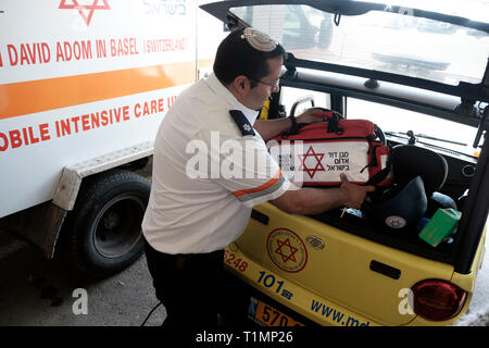 Leiter der Abteilung 'Magen David Adom' Israels national Emergency Medical Service laden firs Aid Kit in einen elektrischen Mini-Ambulanz in der Stadt Sderot im Süden Israels Stockfoto