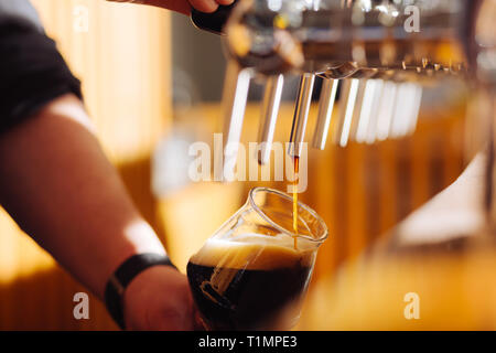 Nahaufnahme von Qualität dunkles Bier mit Schaum im Glas Stockfoto