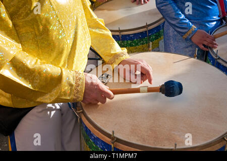 Italien, Lombardei, Crema, Karneval, die in der brasilianischen Kostüm für Karneval Paraden, Mann Schlagzeuger Schlagzeug spielen Stockfoto