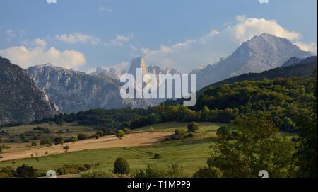 Naranjo de Bulnes (picu Urriellu) einen markanten 2519 m Kalkstein Peak, Picos de Europa bergen, betrachtet aus Arenas de Cabrales bei Sonnenuntergang, Spanien. Stockfoto