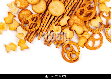 Vielen salzigen Cracker, Sticks, Brezeln, und gold Fische, geschossen von oben auf einen weißen Hintergrund mit kopieren. Party snacks mix Banner Stockfoto