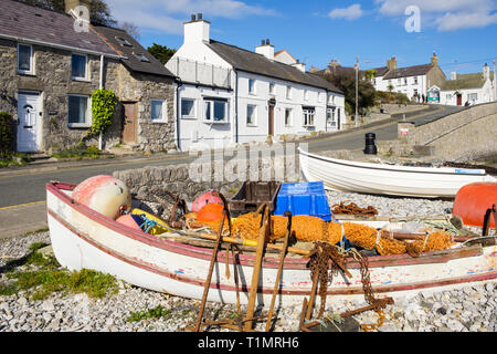 Auf Fischerbooten und Utensilien am Strand im Dorf Moelfre, Isle of Anglesey, Wales, Großbritannien, Großbritannien Stockfoto