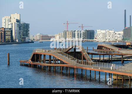 Kopenhagen. Dänemark. Kalvebod Bølge (kalvebod Welle), Harbour Front Promenade an der Kalvebod Brygge Waterfront. Der kalvebod Welle wurde von JDS Arc konzipiert Stockfoto