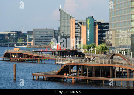 Kopenhagen. Dänemark. Kalvebod Bølge (kalvebod Welle), Harbour Front Promenade an der Kalvebod Brygge Waterfront. Der kalvebod Welle wurde von JDS Arc konzipiert Stockfoto