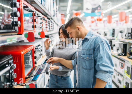 Paar kauft ein elektrischer Ofen in einem Supermarkt Stockfoto