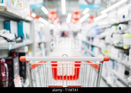 Warenkorb leeren in der Abteilung für Haushaltsgeräte Stockfoto