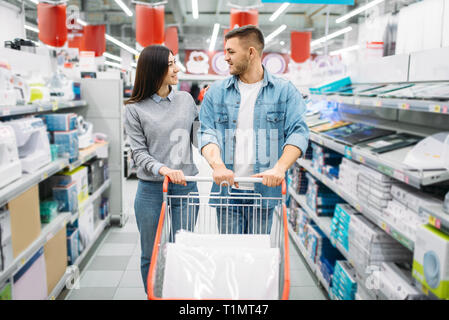 Paar mit Einkaufswagen in einem Supermarkt, Familie shopping Stockfoto