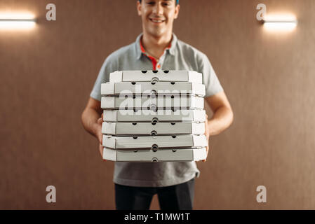 Pizza Delivery Man mit Boxen, Bereitstellung von Service Stockfoto