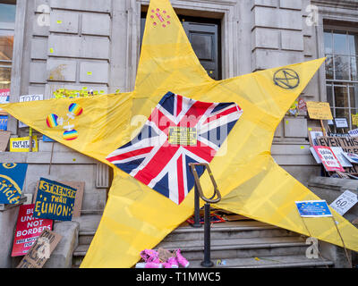 Brexit ist ein Tatort Zeichen vor der Cabinet Office Gebäude Eingang während der Abstimmung März, 23. März 2019, Whitehall, London, U Stockfoto