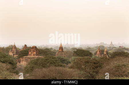 (Gefilterten Bild) einen atemberaubenden Blick auf die wunderschöne Bagan antike Stadt (ehemals Heidnischen) während des Sonnenuntergangs. Stockfoto