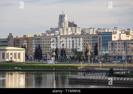 Minsk, Weißrussland - 26. April 2018: Nemiga Bezirk und swislotsch Fluss in Minsk. Stockfoto