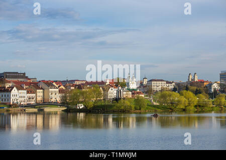 Blick auf Insel der Tränen Memorial, Traetskae Pradmestse (Trinity Suburb) und obere Stadt in Minsk, Belarus. Stadtbild im Frühjahr Minsk, Belarus. Stockfoto