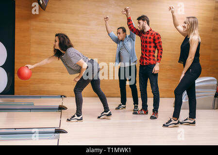 Weibliche Bowler auf Lane, Ball werfen in Aktion Stockfoto