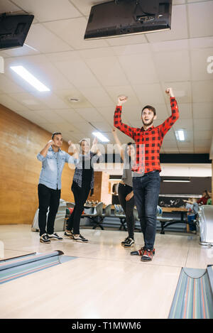 Männliche bowler Cheers, er macht nur Streik Schuß Stockfoto