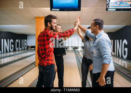 Bowling Team Hände vor dem Wettbewerb Stockfoto