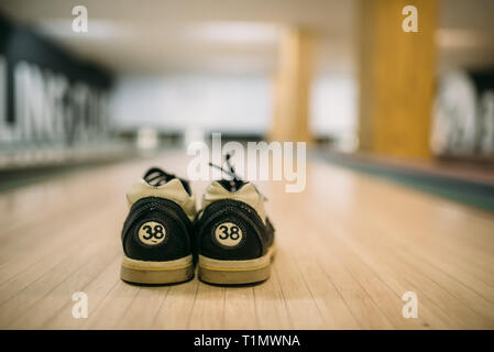 Bowling Ball und Haus Schuhe auf Lane Detailansicht Stockfoto