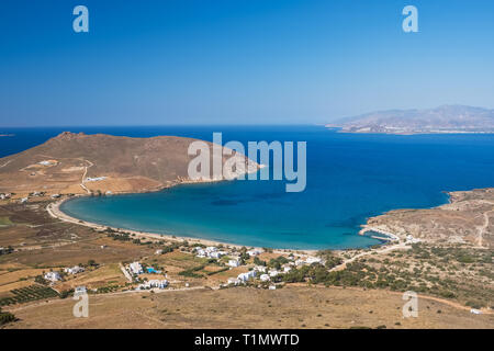 Die schöne Landschaft der Bucht mit türkisblauem Meer Wasser auf der Insel Paros, Griechenland Stockfoto