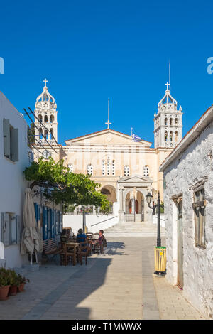 Paros, Griechenland - Juni 3, 2018: Nicht identifizierte Personen in Café im Freien sitzen vor lefkes Kathedrale auf der Insel Paros, Griechenland Stockfoto
