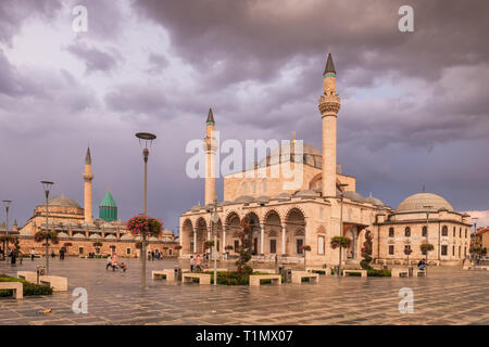 Der zentrale Platz der Altstadt von Konya mit der Mevlana Museum auf den Hintergrund und die Selimiye Moschee, Türkei Stockfoto