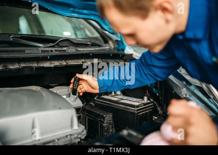 Männliche Techniker prüft Bremsflüssigkeit Auto Stockfoto
