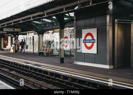 London, UK, 23. März 2019: Station name Zeichen im Freien auf der Plattform der Golders Green Tube Station. Die Londoner U-Bahn ist die älteste U-Rai Stockfoto