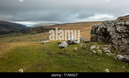 Blick nach Norden über die Landschaft in Richtung Kettlewell aus dem Kreis Felsvorsprung in der Nähe Conistone in den Yorkshire Dales, Großbritannien Stockfoto