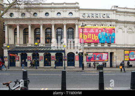 Das Garrick Theatre in Charing Cross Road, London, England, UK. Ein großes buntes Plakat wirbt für die Musical Show Rip It Up. Stockfoto