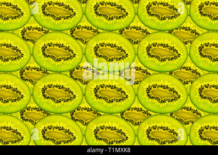 Muster aus frischem Kiwi deliciosa Schichten überlappend, Ansicht von oben, flatlay. Obst Hintergrund. Stockfoto