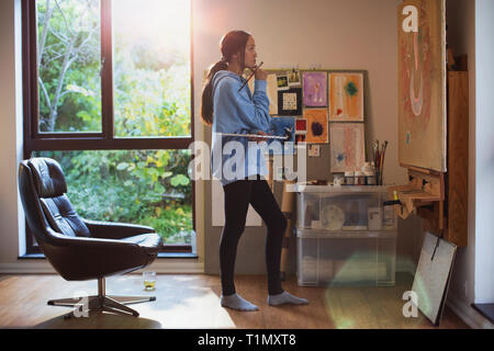 Künstlerin im Atelier malen Stockfoto