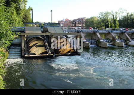 Romney Weir Hydro Regelung auf der Themse in Windsor. Strom wird von zwei Archimedes schrauben, die durch das fließende Wasser gedreht werden generiert. Stockfoto