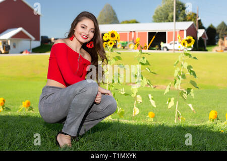 Eine schöne weibliche caucasain High School Girl in Red Top Pullover Stockfoto