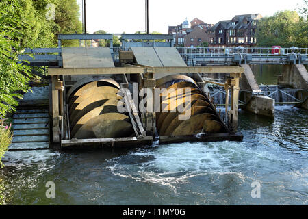 Romney Weir Hydro Regelung auf der Themse in Windsor. Strom wird von zwei Archimedes schrauben, die durch das fließende Wasser gedreht werden generiert. Stockfoto