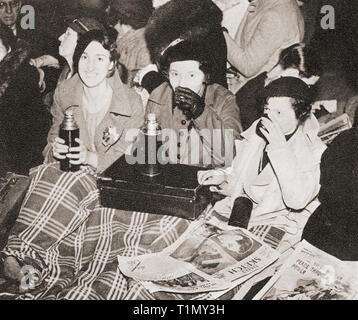 Drei Frauen, die am frühen Morgen Tasse Tee in Piccadilly Circus, London, England, während sie darauf warteten, dass die krönungsprozession von George VI und Königin Elizabeth im Jahr 1936. Von der Krönung in Bilder, veröffentlicht 1937. Stockfoto