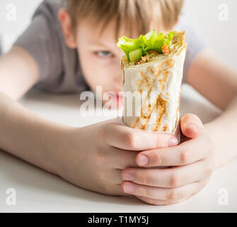 Fast food Shawarma und jugendlich Junge. Fast Food und Personen Konzept. Stockfoto